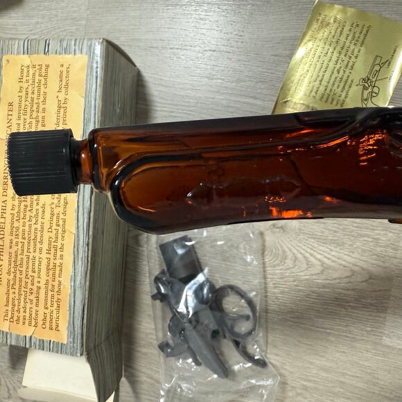 Vintage Avon Philadelphia Derringer Decanter Light Musk Aftershave - Picture 8 of 12